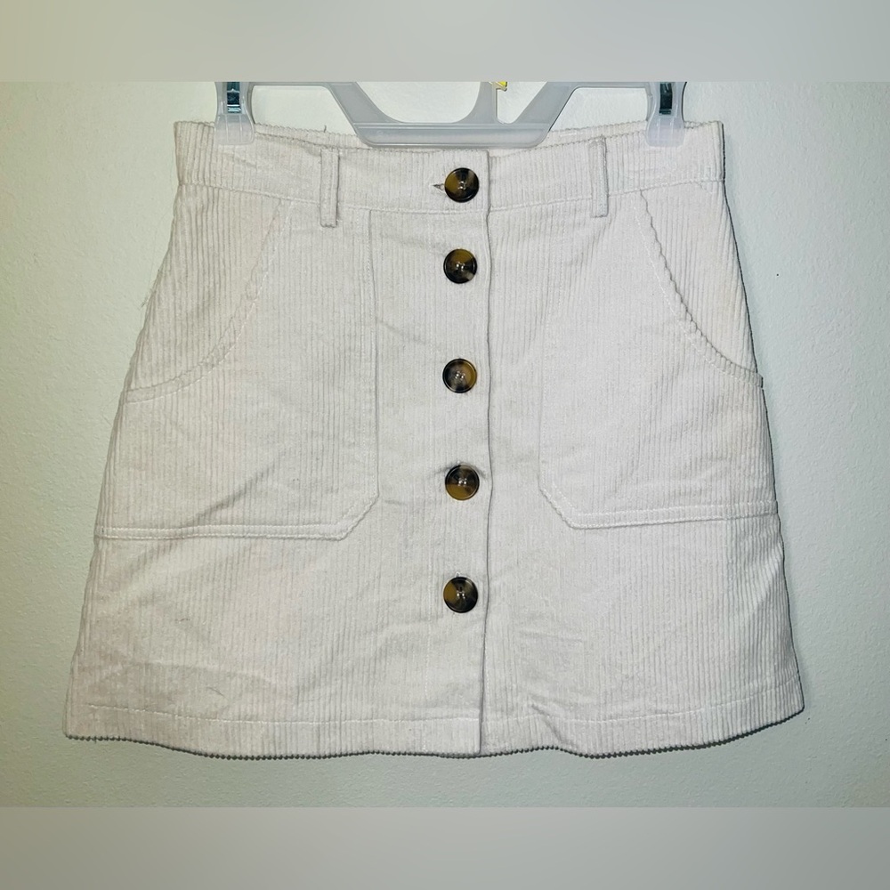 Skylar + Madison Women’s Small White Button-Up Skirt! Size Small.